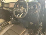 Jeepのタフさが伝わってくる太めのステアリングになっております。