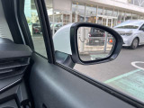 BSW(後側方車両検知警報)ブザーとともに、ブレーキを制御することで車両をもとの車線内に戻すような力を短時間発生させ、車両との接触を回避するようドライバーのステアリング操作をアシストします。