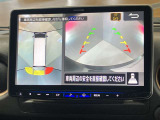 【アラウンドビューモニター】車を上から見下ろしているかのような映像で周囲の状況がひと目で確認、狭い駐車場に駐車するときも安心です♪