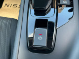 電動パーキングブレーキは、従来の足踏み式に比べ、しっかりと車をホールドしてくれるので安心です。女性の方には特に安心いただける装備です