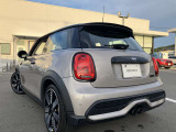 MINIのアイコンでもある、丸目のヘッドライト。高いデザイン性でMINIをよりお洒落に見せてくれます!