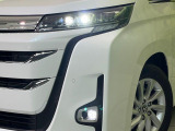 【LEDヘッドライト】悪天候や夜間走行時も良好な視界を確保し安心して運転できる高輝度LEDヘッドライトを装備!点灯速度が早く、消費電力も抑えられています。