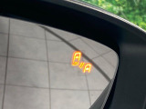 【ブラインドスポットモニタリング】走行中、ドアミラーの死角になりやすい箇所に後続車が接近するとサイドミラー付近に警告を表示、ドライバーに注意喚起をしてくれます。