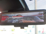 車両後部より後方が映るインテリジェントルームミラー。後ろに荷物を満載にしても、定員乗車でもルームミラーで見る視界は良好です!