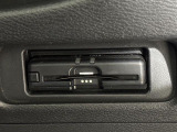 【ETC】有料道路を利用する際に料金所で停止することなく通過できる、ETC車載器(ノンストップ自動料金収受システム機器)が装備されています。セットアップを行うことで利用可能になります。