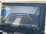 【バックカメラ】駐車時に後方がリアルタイム映像で確認できます。大型商業施設や立体駐車場での駐車時や、夜間のバック時に大活躍!運転スキルに関わらず、今や必須となった装備のひとつです!