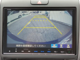 ガイドライン付きバックカメラを装備しているので、慣れない場所での車庫入れも安心です。