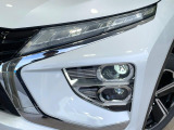 【LEDヘッドライト】悪天候や夜間走行時も良好な視界を確保し安心して運転できる高輝度LEDヘッドライトを装備!点灯速度が早く、消費電力も抑えられています。