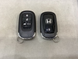 スマートキーを装備しています。鍵を差し込むことなくドアロックの開け閉めと、スタートボタン操作でのエンジンスタートができます。ボタン操作でトランクが開けられる電動テールゲートのボタンもついています。