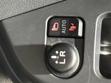 【電動格納ミラー】運転席のスイッチで、ドアミラーの開閉や角度の調整ができます。