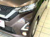 【LEDヘッドライト】悪天候や夜間走行時も良好な視界を確保し安心して運転できる高輝度LEDヘッドライトを装備!点灯速度が早く、消費電力も抑えられています。