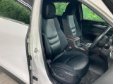 運転席まわりには十分なスペースがあり、大柄な方でもゆったり運転していただける環境です。