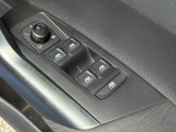 運転席ドアに集約されたパワーウィンドスイッチで、全窓をスマートに操作できます。