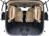 サードシートは跳ね上げて格納できます。乗車人数や荷物量などにフレキシブルに対応可能!