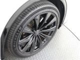 かっこいいホイールですね。 車のイメージを大きく左右するホイール部分はコダワリを持ちたいですね。