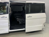 自動開閉するオ-トスライドドア付!!開閉部が広く狭い場所の乗り降りでも便利、半ドア防止機能や小さな子供さんの事故を防ぐ安全装備も付いて便利で安心♪♪