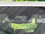 【三菱e-Assist】走行中に前方の車両等を認識し、衝突しそうな時は警報とブレーキで衝突回避と被害軽減をアシスト。より安全にドライブをお楽しみいただけます。