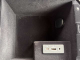 センターコンソールのBOXを開けるとタイプCポート、UCBポート、AUX、シガーソケットがあります。