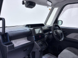 ダイハツのお店では、ダイハツ車を知り尽くしたプロフェッショナルが、専用の診断機器を使って各システムを点検しております。