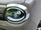【LEDヘッドライト】悪天候や夜間走行時も良好な視界を確保し安心して運転できる高輝度LEDヘッドライトを装備!点灯速度が早く、消費電力も抑えられています。