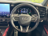 【純正革巻きステアリング】上質な革を使用することで、手にしっかり馴染みとても運転しやすいハンドルです♪