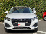 Audiデザインの特徴であるシングルフレームグリルが存在感を主張します。