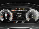 重厚感と安定感があり、同時にダイナミックさも備えるAudiの走り。機能やデザインが革新的なメーター。