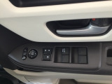 電動格納式ドアミラーのスイッチは運転席ドアにあります。