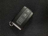 スマートキーを装備しています☆カギをカバンやポケットに入れて頂いた状態でドアロックの開閉やエンジンスタートをして頂けますよ!とても便利な装備です!