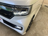 【LEDヘッドライト】悪天候や夜間走行時も良好な視界を確保し安心して運転できる高輝度LEDヘッドライトを装備!点灯速度が早く、消費電力も抑えられています。