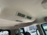 車内の空気を循環し後席まで素早く快適にしてくれるシーリングファン(プラズマクラスター搭載)♪暑い季節もムラなく涼しく、快適さがUP!エアコン前に扇風機を置くと効率が良いと言われる、あの発想ですw