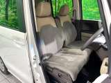 運転席まわりには十分なスペースがあり、大柄な方でもゆったり運転していただける環境です。