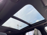 ●サンルーフ:開放感たっぷりの希少装備、サンルーフが装着されています!車内に明かりを取り入れたり景色を楽しむ以外にも、車内の空気も簡単に換気できて快適です!