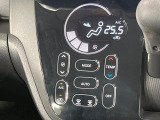 【オートエアコン】一度お好みの温度に設定すれば、車内の温度を検知し風量や温度を自動で調整。暑い&hellip;寒い&hellip;と何度もスイッチ操作をする必要はありません。快適な車内空間には必須の機能ですね♪
