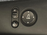 【電動格納ミラー】運転席のスイッチで、ドアミラーの開閉や角度の調整ができます。