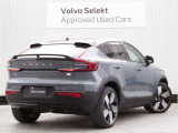 リアウインドー5面にはダークティンテッドガラスを搭載。UVカット機能のみならず、プライバシー保護の役割も果たします。