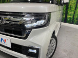 【LEDヘッドライト】悪天候や夜間走行時も良好な視界を確保し安心して運転できる高輝度LEDヘッドライトを装備!点灯速度が早く、消費電力も抑えられています。