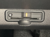ハンドルの左下にETCがついています。高速道路の料金所の通過も楽々です。 カードの取り出しもしやすい場所についています。