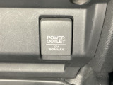 アクセサリーソケットはUSBのアダプターなどをつければ、スマホの充電にも使えます。周辺には物が置けるトレーがついています。