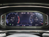 デジタルコックピットを採用。速度計とタコメーターを大きく表示し、中央には各種車両情報を表示。視認性に優れた先進的なメーターパネルです。