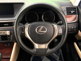 【純正革巻きステアリング】上質な革を使用することで、手にしっかり馴染みとても運転しやすいハンドルです♪