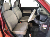 運転席の座面高さを調整できるシートリフターが付いています。