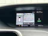 【アラウンドビューモニター】まるでクルマを真上から見下ろしたかのような視点で駐車をサポートします!クルマの斜め後ろや真横など、前後左右の4つのカメラの映像が合成されて、モニターに映し出されます。