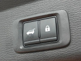 【パワーバックドア】スマートキーや運転席のボタンを押すだけでリアゲートが自動で開閉します!荷物を持っている時や、高い位置にあるバックドアを閉める際に便利な機能です♪