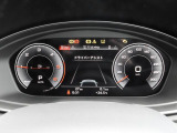 重厚感と安定感があり、同時にダイナミックさも備えるAudiの走り。機能やデザインが革新的なメーター。
