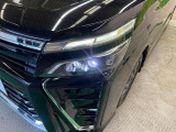 【LEDヘッドライト】悪天候や夜間走行時も良好な視界を確保し安心して運転できる高輝度LEDヘッドライトを装備!点灯速度が早く、消費電力も抑えられています。
