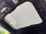 【ガラスルーフ】ガラスルーフ搭載で車内の解放感が一気にアップ!開放的なドライブをお楽しみいただけます。