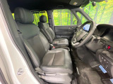 運転席まわりには十分なスペースがあり、大柄な方でもゆったり運転していただける環境です。