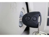 離れた場所からキーに付いているボタンを押してドアの解錠施錠を行う事ができる「キーレス」。エンジンの始動はキーをキーシリンダーに挿し込んで回すタイプです。