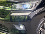 【LEDヘッドライト】悪天候や夜間走行時も良好な視界を確保し安心して運転できる高輝度LEDヘッドライトを装備!点灯速度が早く、消費電力も抑えられています。